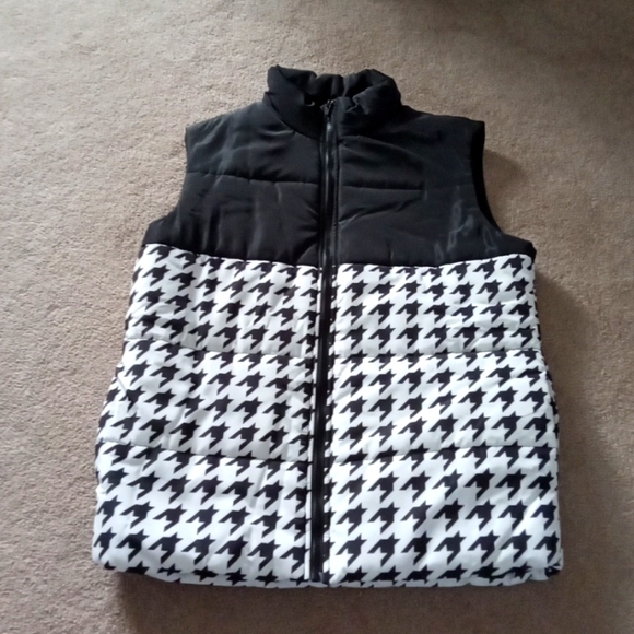 SHEIN Other - EUC! SHEIN Blackand white puffer vest